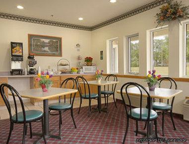 Hotel Super 8 By Wyndham Cresco Ia Restaurant photo